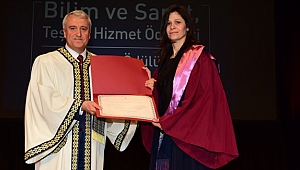 Sanat Ödülü piyanist Doç. Lilian Tonella Tüzün'e