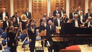 Ravel sol el konçertoda piyanistin sağ eli nerede olmalı?