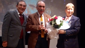 Yalvaç Ural ödülünü aldı