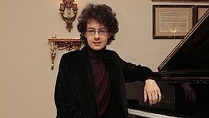 Can Çakmur Adana'da Mozart çalıyor