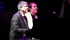 Türel ve Carrasco aynı piyanonun başında...