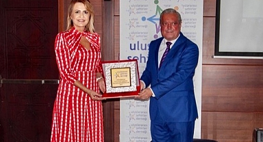 Lelya Bayramoğulları'na " Yılın Sanatçısı" Ödülü