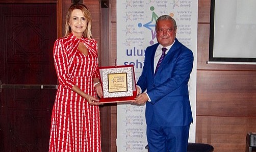 Lelya Bayramoğulları'na " Yılın Sanatçısı" Ödülü