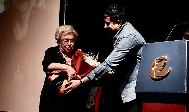 Ödül Prof. Ayşegül Yüksel'e Sunuldu